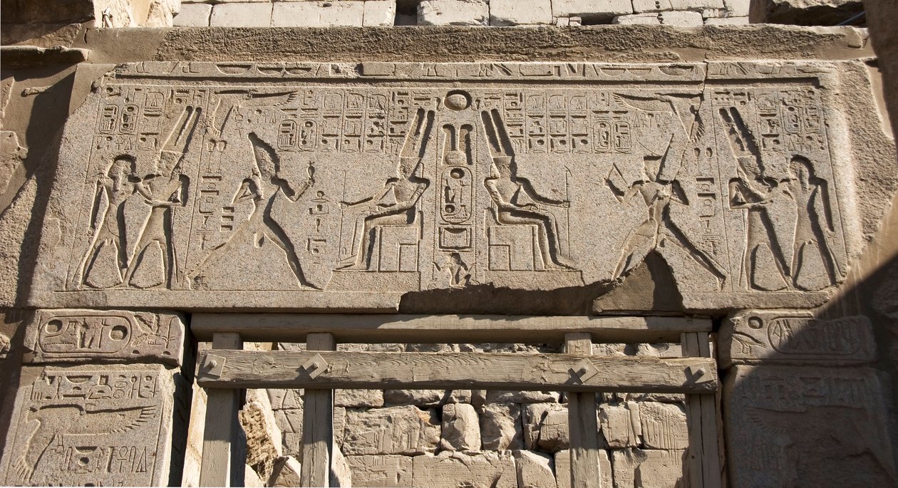 Ägyptische Antike: Ansicht des Architravs, der die Darstellung von Pharao Ramses II. ehrt den Gott Amon und Hieroglyphen schmückt, Tempel von Pharao Ramses II. (1292-1186 v. Chr.) in Luxor. Ostufer (Theben), Ägypten von Egyptian 19th Dynasty