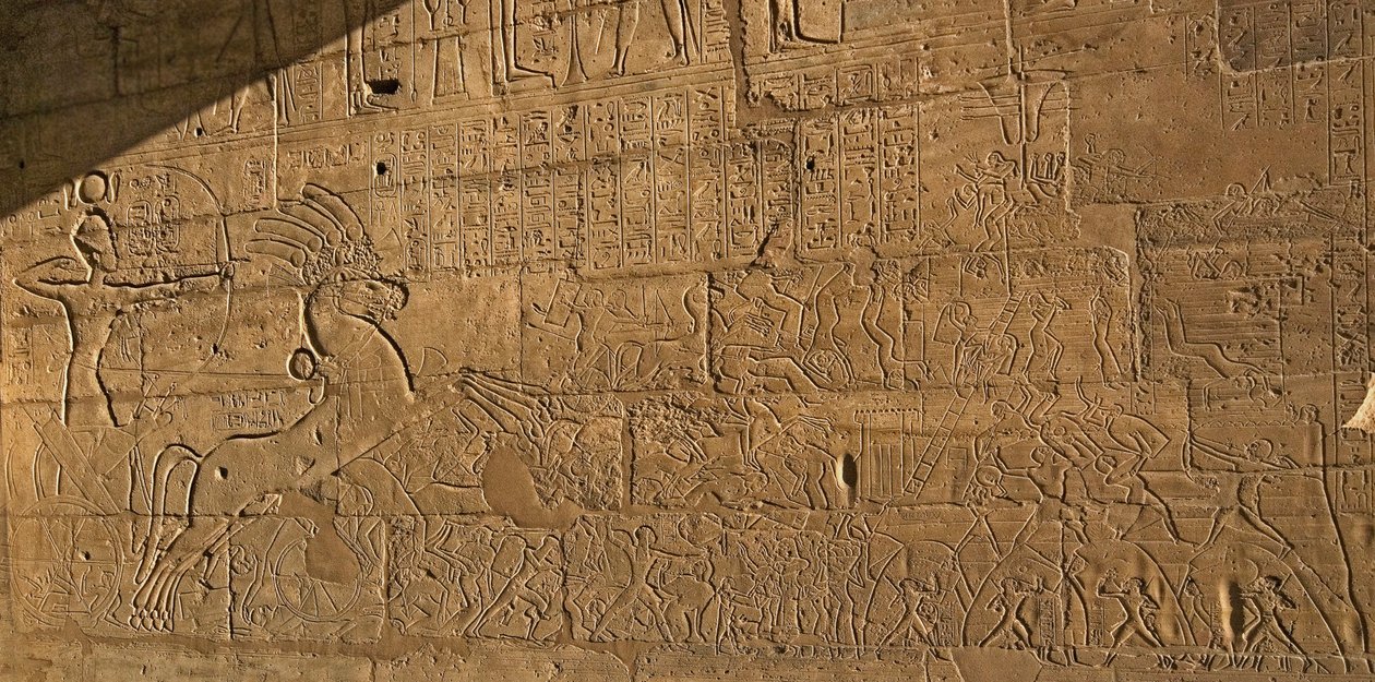 Ägyptische Antiquitäten: Ansicht der Reliefs, die die Taten von Ramses II während der Schlacht von Qadesch im Jahr 1274 v. Chr. feiern, Totentempel, der dem Pharao Ramses II gewidmet ist von Egyptian 19th Dynasty