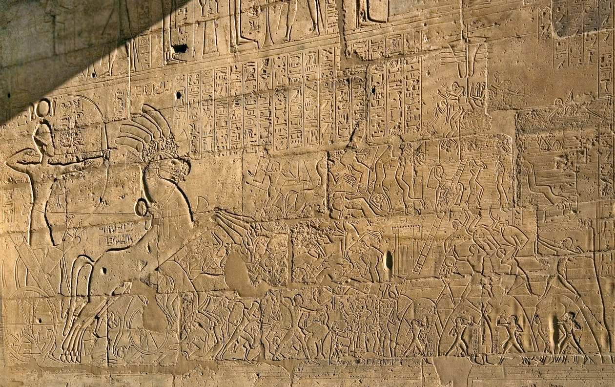 Ägyptische Antike: Ansicht der Reliefs, die die Taten von Ramses II. während der Schlacht von Qadesh im Jahr 1274 v. Chr. feiern, Gedenktempel, der dem Pharao Ramses II. (1279-1213 v. Chr.) gewidmet ist, Standort Ramasseum in Luxor, Ägypten. von Egyptian 19th Dynasty