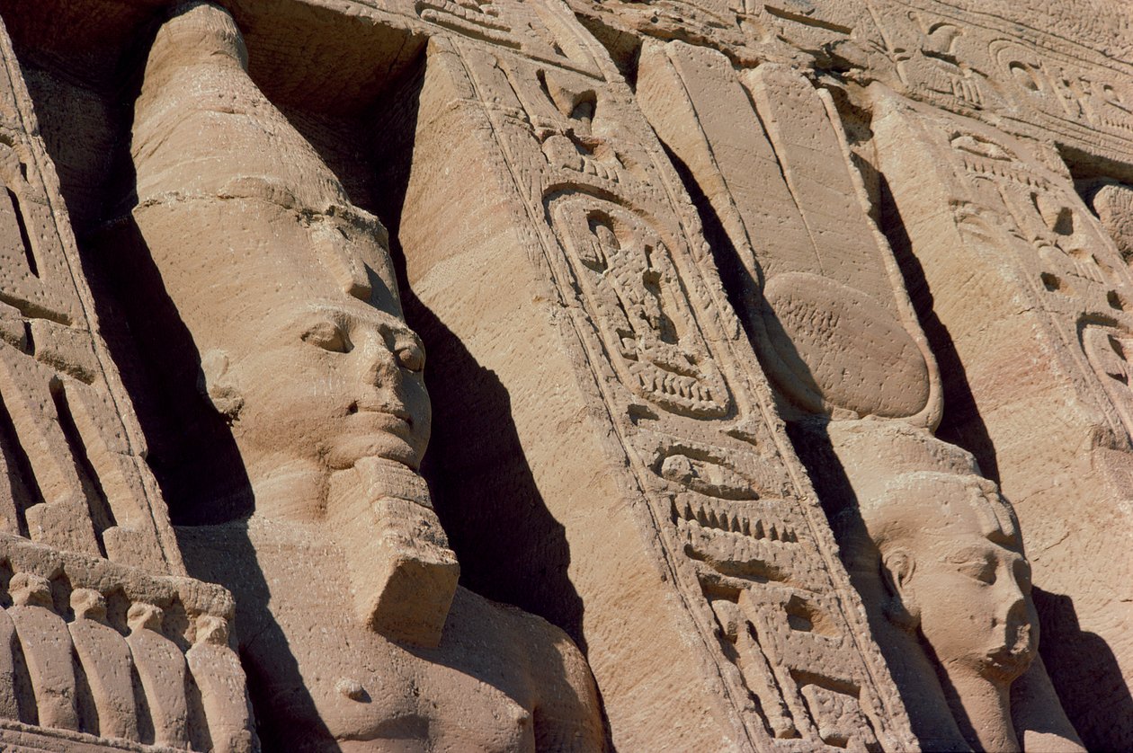 Köpfe von Ramses II. (1279-1213) und Hathor/Nefertari an der Fassade des Tempels der Königin Nefertari, Neues Reich, ca. 1250 v. Chr. (Detail) von Egyptian 19th Dynasty