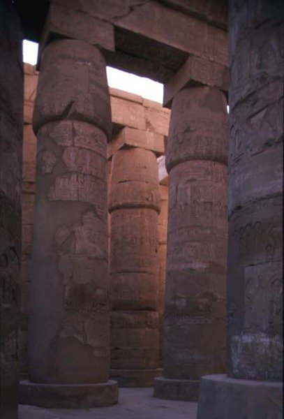 Papyrussäulen mit Knospenkapitellen in der Hypostylhalle des Tempels von Amun, Neues Königreich von Egyptian 19th Dynasty