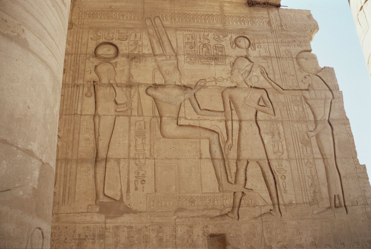 Relief, das die löwenköpfige Göttin Mut zeigt, die Ramses II. einem thronenden Amun präsentiert, der ihm ein Ankh gibt, aus der Großen Hypostylhalle, Neues Reich von Egyptian 19th Dynasty