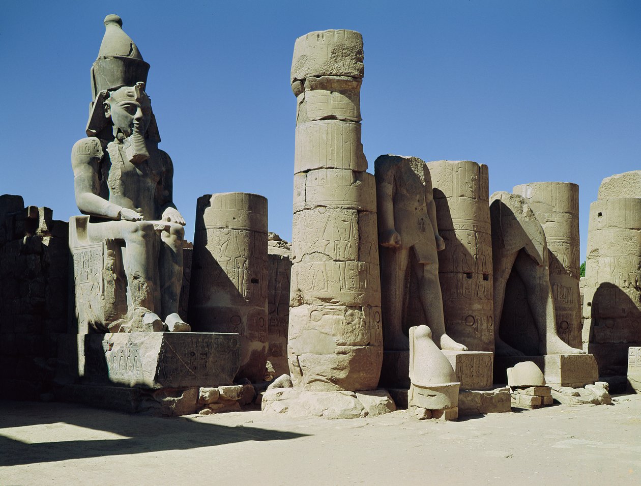 Sitzende Statue von Ramses II. (ca. 1279-1213 v. Chr.) im Peristylhof, Neues Reich von Egyptian 19th Dynasty