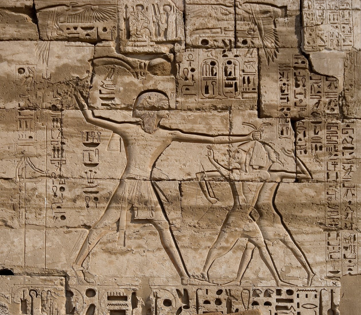 Ägyptische Antiquität: Detail der Reliefs, die die Siege des Pharaos über die Völker des Meeres feiern. Totentempel von Ramses III. (1187-1156 v. Chr.). Luxor, Medinet Habu, Ägypten von Egyptian 20th Dynasty