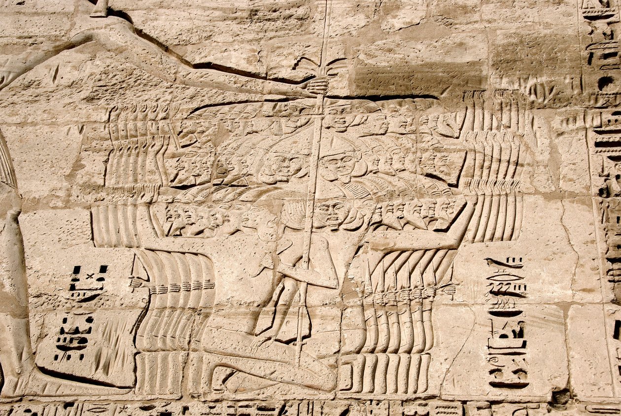 Ägyptische Antiquität: Detail der Reliefs des ersten Pylons, die die Gefangennahme von Kämpfern der Seevölker, Feinde von Ramses III, darstellen. Totentempel von Ramses III (1187-1156 v. Chr.). Luxor, Medinet Habou, Ägypten von Egyptian 20th Dynasty