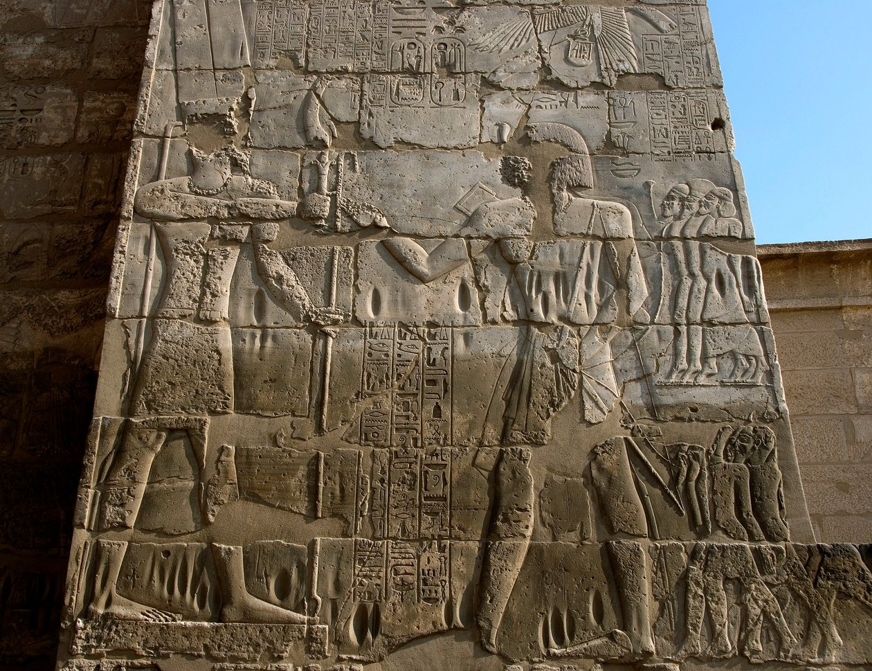 Ägyptische Antiquität: Totentempel von Ramses III. (1187-1156 v. Chr.). Flachrelief, das den Pharao darstellt, wie er die Insignien der Macht aus den Händen von Amon erhält. Luxor, Medinet Habu, Ägypten von Egyptian 20th Dynasty