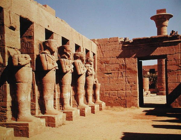 Osiride-Säulen im Tempel von Ramses III. (c.1184-1153 v. Chr.) Neues Reich von Egyptian 20th Dynasty