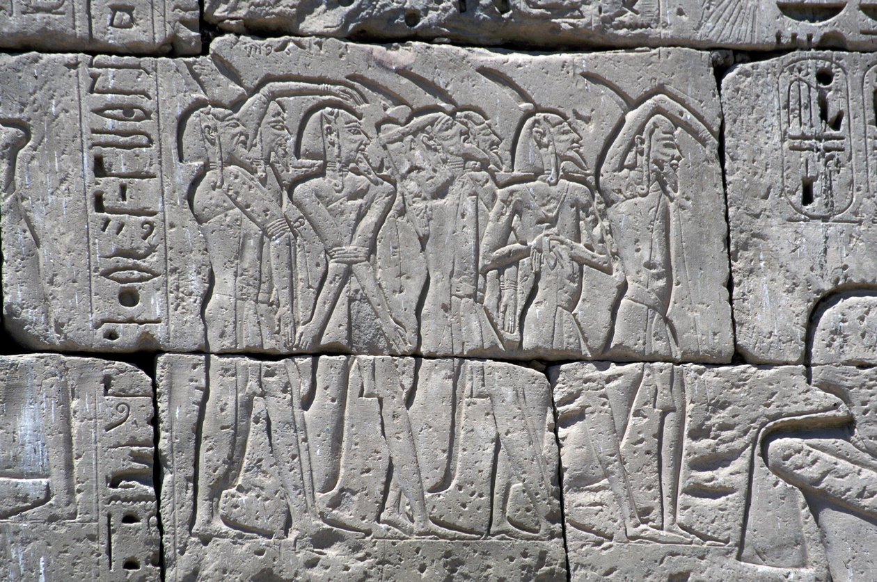 Relief, das nördliche Gefangene in der Schlacht von Ramses III. darstellt, Großer Tempel von Medinet von Egyptian 20th Dynasty