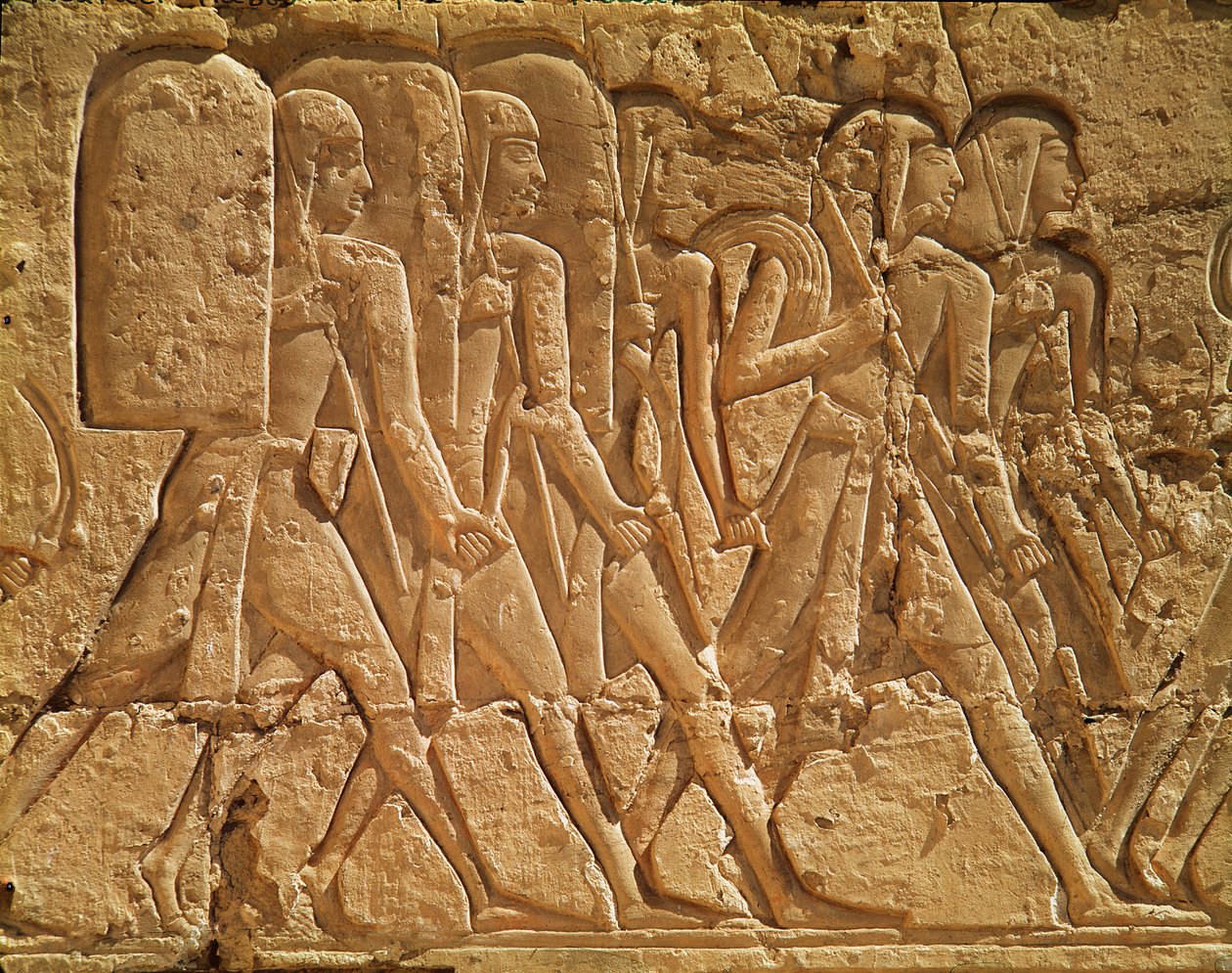 Relief, das Diener darstellt, die Seile und Waffen tragen, aus dem Totentempel von Ramses III. (ca. 1184-1153 v. Chr.) Neues Reich von Egyptian 20th Dynasty