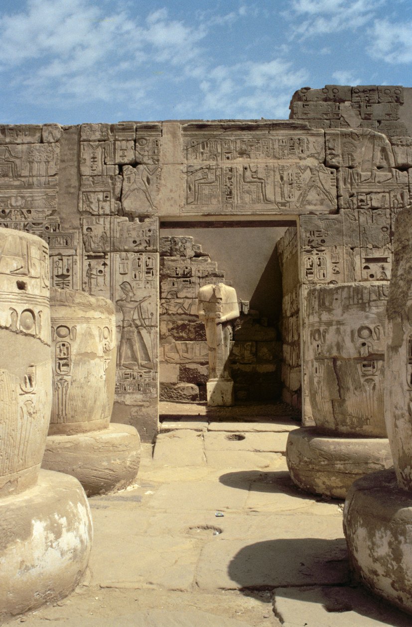 Statue von Ramses in einer Kapelle, die von der Hypostylhalle des Totentempels von Ramses III. (ca. 1184-1153 v. Chr.) Neues Reich führt von Egyptian 20th Dynasty