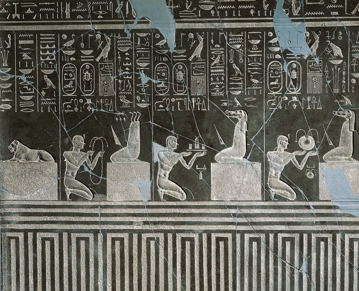 Doleritrelief von Nektanebo I., König, der Dämonen Geschenke anbietet, aus Heliopolis im Tempel von Atum von Egyptian 30th Dynasty