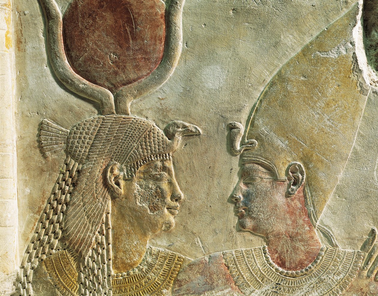 König Nektanebo II wird von Göttin Isis begrüßt, bemaltes Kalksteinrelief, aus dem Serapeum in Saqqara, Detail von Egyptian 30th Dynasty