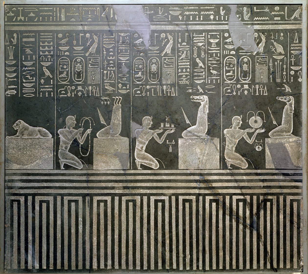 Relief, das den Pharao Nektanebo zeigt, wie er Göttern Opfer darbringt von Egyptian 30th Dynasty