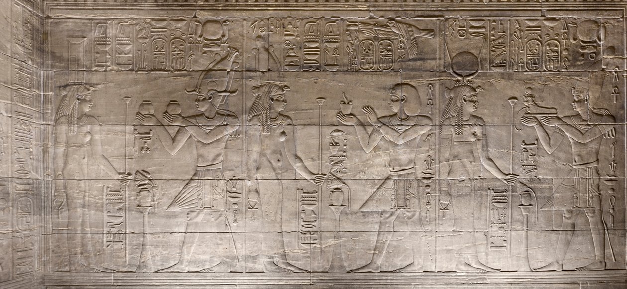 Reliefs im inneren Heiligtum, Philae-Tempel, Assuan, Ägypten von Egyptian 30th Dynasty