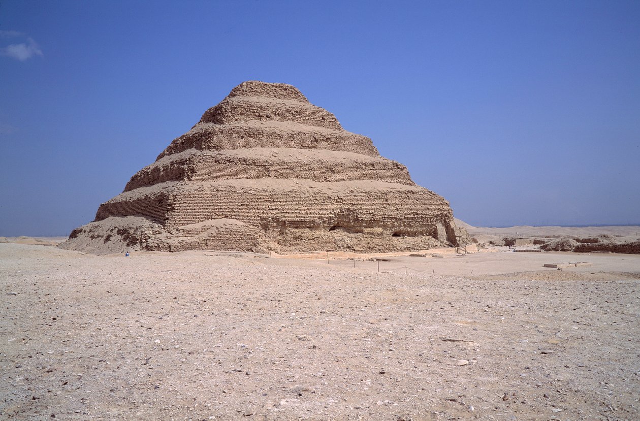 Ägyptische Antike: Ansicht der Pyramide von Sakkara. Bau von Imhotep für König Djoser (um 2700 v. Chr.) (3. Dynastie) Saqqara, Ägypten von Egyptian 3rd Dynasty