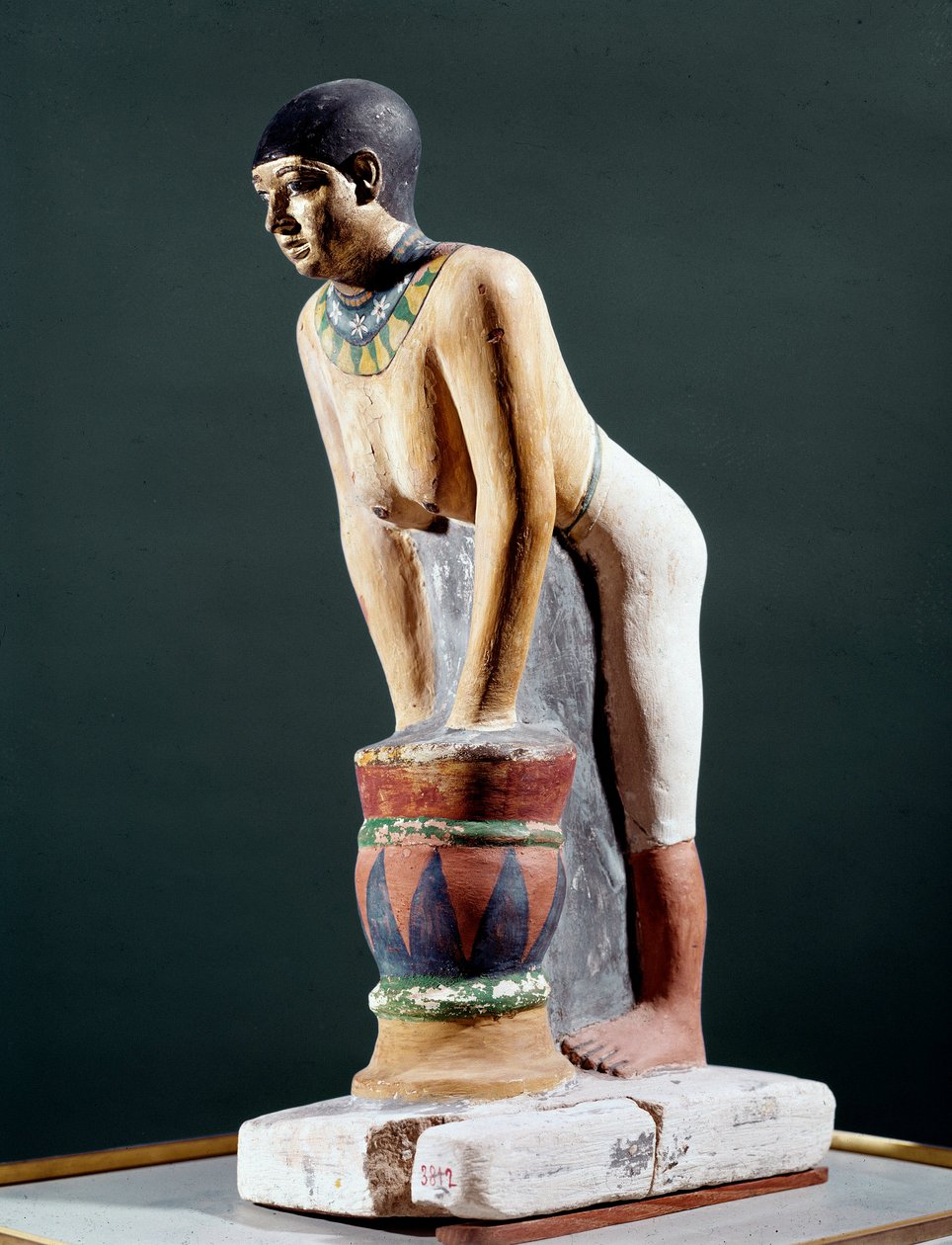 Ägyptische Antiquitäten: Ägypterin filtert Gerste zur Bierherstellung von Egyptian 5th Dynasty
