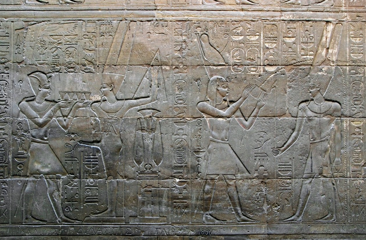 Ägyptische Antike: König Alexander der Große bringt Opfergaben an den Gott Amon Min (Amon-Min). Detail eines Flachreliefs. Kapelle des Heiligen Bootes, Tempel von Luxor, Ägypten von Egyptian Egyptian