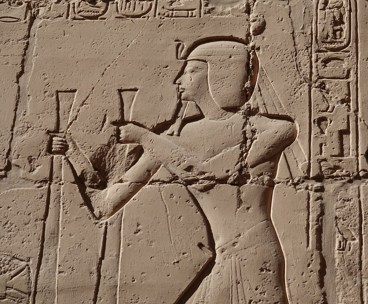 Pharao mit einer Kobra, Luxor-Tempel von Egyptian Egyptian