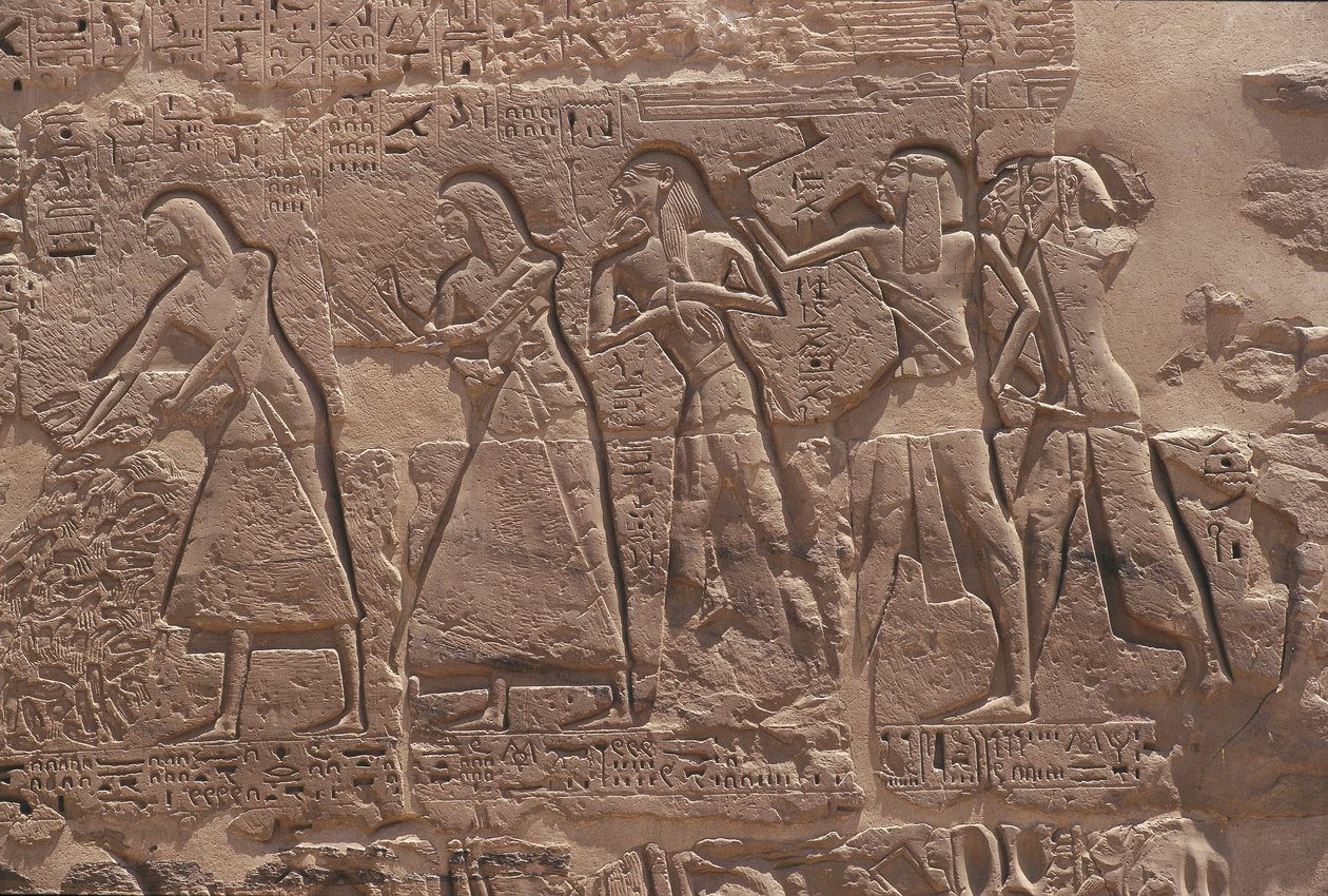 Relief eines Schreibers und eines Gefangenen im befestigten Tempel von Ramses III. in Medinet Habu von Egyptian Egyptian