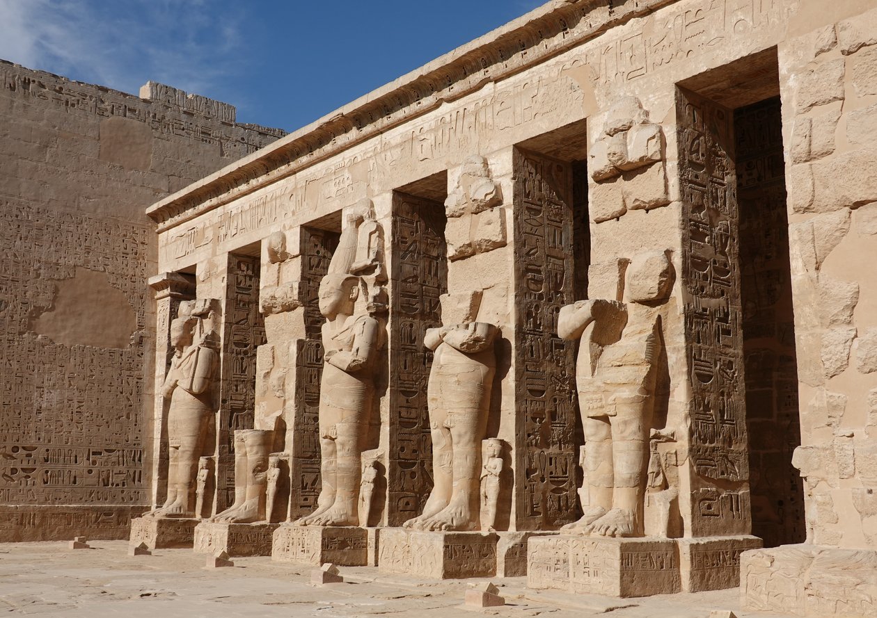 Skulpturen der Gottheiten, Horustempel, Edfu von Egyptian Egyptian