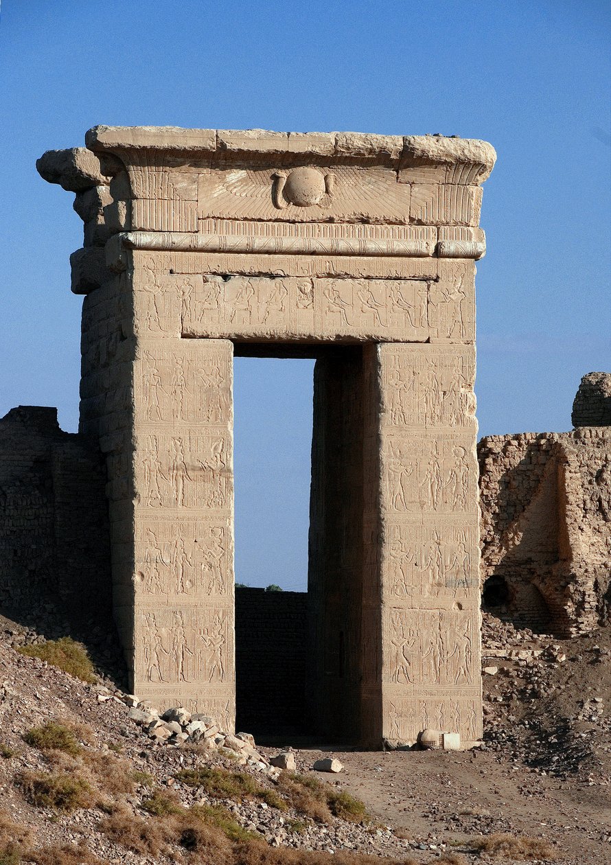 Ägyptische Antiquität: Blick auf den Bogen des Nordtors, Hathor-Tempel, Denderah, Ägypten von Egyptian Ptolemaic Period