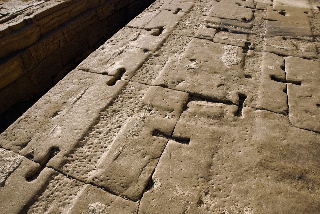 Ägyptische Antike: Detail des Daches, Hathor-Tempel, Dendera, Ägypten von Egyptian Ptolemaic Period