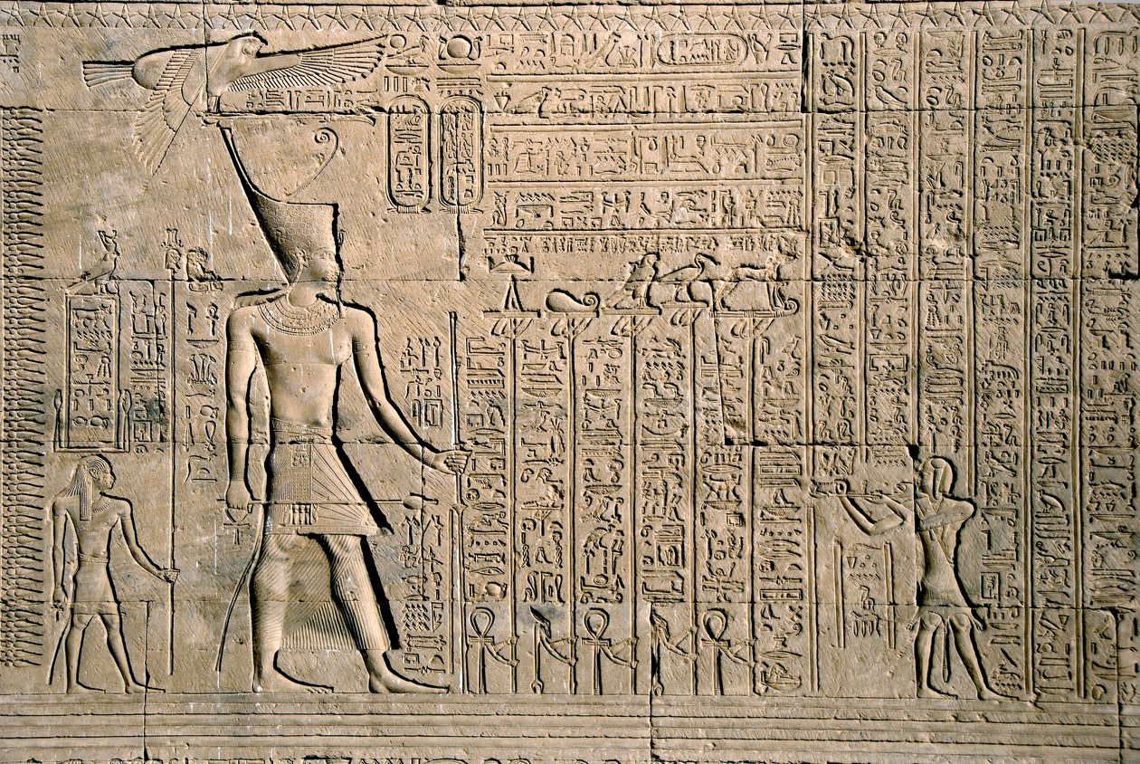 Ägyptische Antike: äußeres Relief mit Hieroglyphen. Hathor-Tempel, Dendera, Ägypten von Egyptian Ptolemaic Period