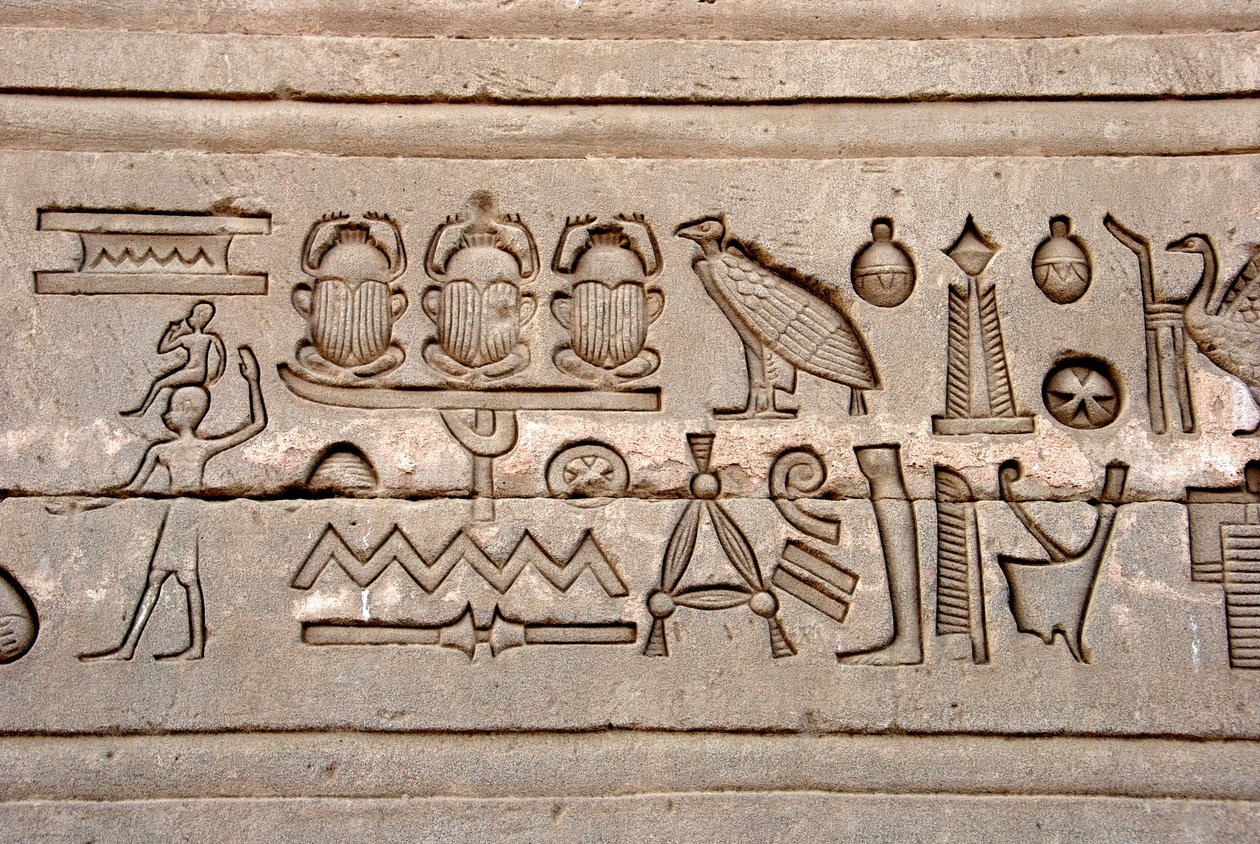 Ägyptische Antiquität: Hieroglyphen an der Ostwand des Hathor-Tempels, Denderah, Ägypten von Egyptian Ptolemaic Period