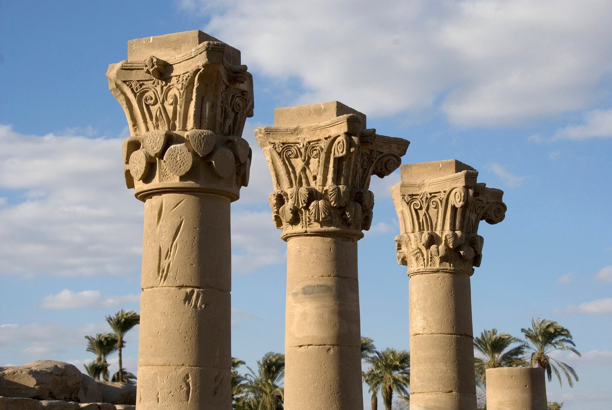Ägyptische Antiquitäten: Ansicht der Säulen des Kiosks vor dem Eingang des Tempels, der der Göttin Hathor gewidmet ist. 81-117 n. Chr. Denderah, Ägypten von Egyptian Ptolemaic Period