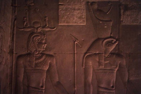 Relief darstellend Ptolemaios XII. (ca. 112-51 v. Chr.) und Horus von Egyptian Ptolemaic Period