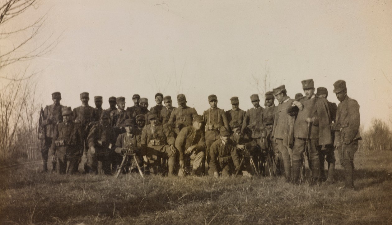 Album des Ersten Weltkriegs in Friaul-Julisch Venetien: Gruppenporträt der Soldaten der Infanterie 112.mo mit zwei Maschinengewehren in der Nähe des Flusses Tower von Elena Bianconcini