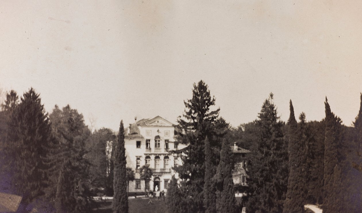 Album des Ersten Weltkriegs in Friaul-Julisch Venetien: Blick auf die Villa Brazzà, Heimat des 17. Kriegskrankenhauses in Soleschiano Manzano, Foto vom Kirchturm aufgenommen, 01-04/1916 von Elena Bianconcini