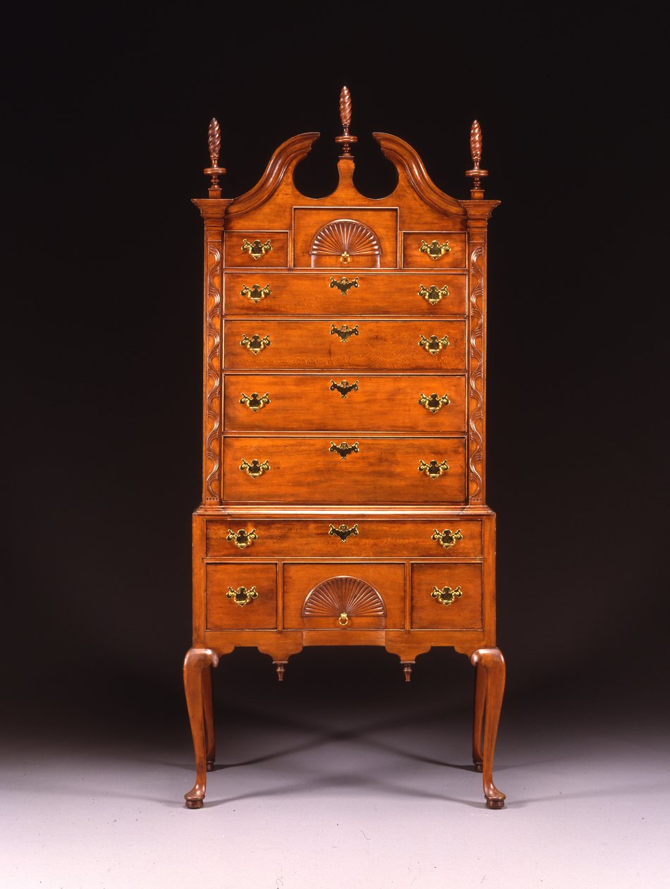 Hawley-Clarke-Lyman Familie Queen Anne geschnitzte hohe Kommode, Hadley oder Springfield, Massachusetts, ca. 1750-70 von Eliakim (school of) Smith