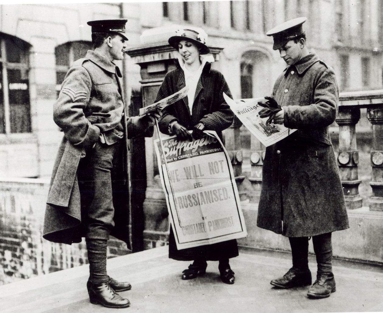 Eine Suffragette verkauft Zeitungen an zwei Soldaten, ca. 1914 von English Photographer