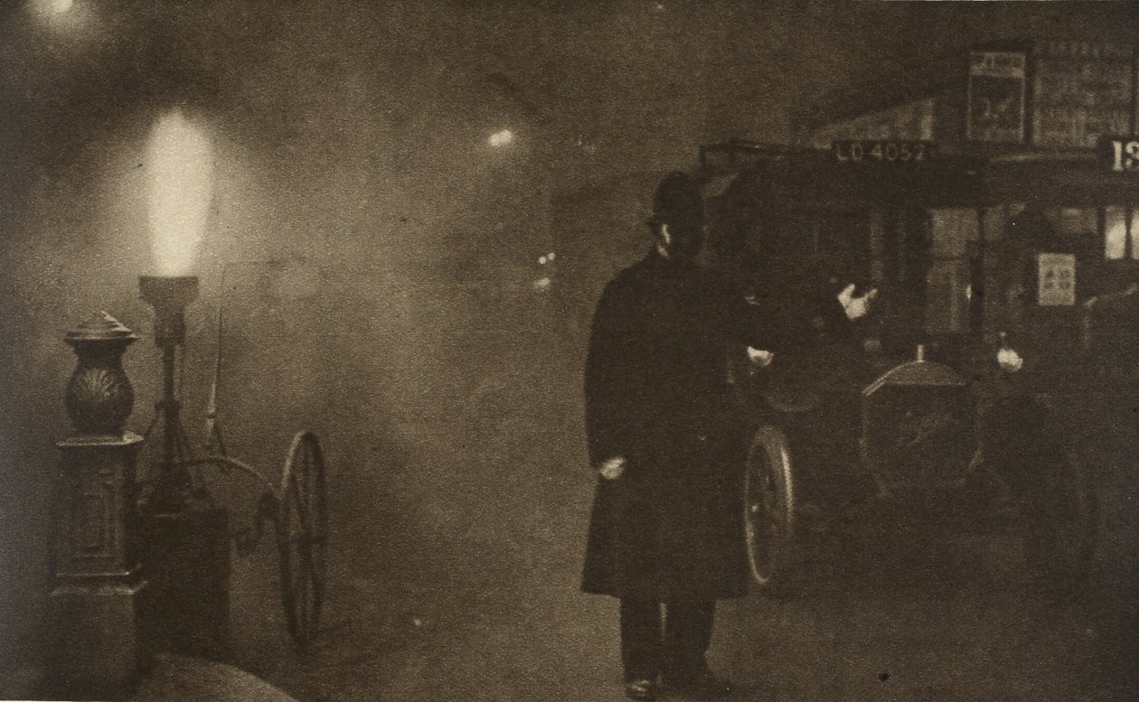 Ein Polizist regelt den Verkehr im Nebel, wo Charing Cross auf den Trafalgar Square trifft von English Photographer