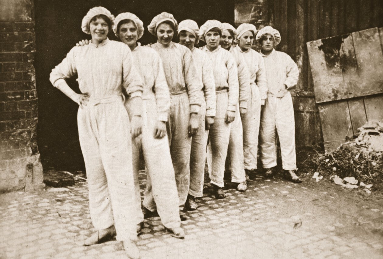 Eine malerische Gruppe von Arbeiterinnen: Mägde in einer Mühle in Nottingham, aus The Illustrated War News, 12. Juli 1916 von English Photographer