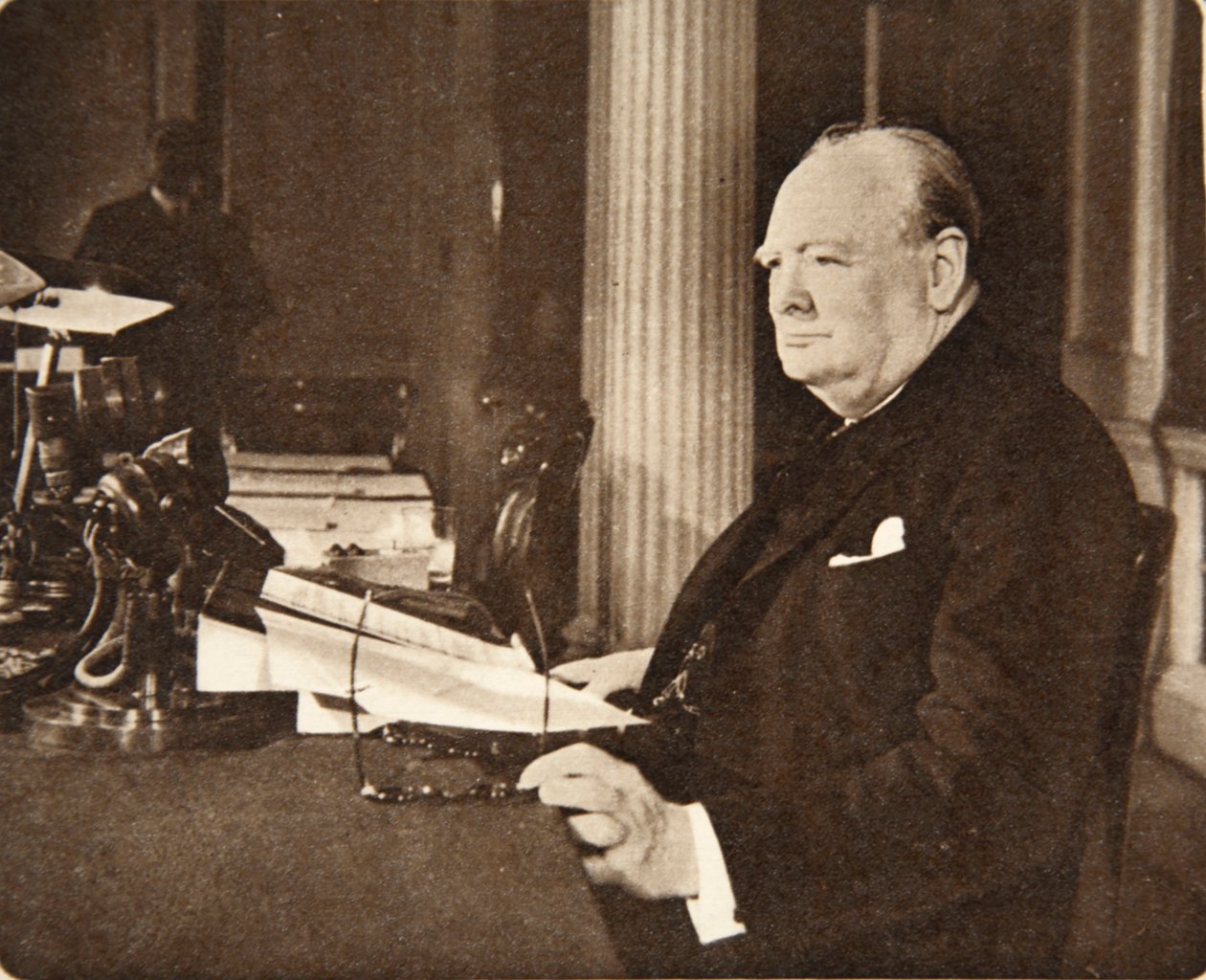 Vorwärts, Britannia! Lang lebe die Sache der Freiheit! Gott schütze den König!: Mr. Winston Churchill sitzt am Mikrofon am VE-Tag, als er der Nation verkündete, dass der Krieg mit Deutschland beendet war von English Photographer