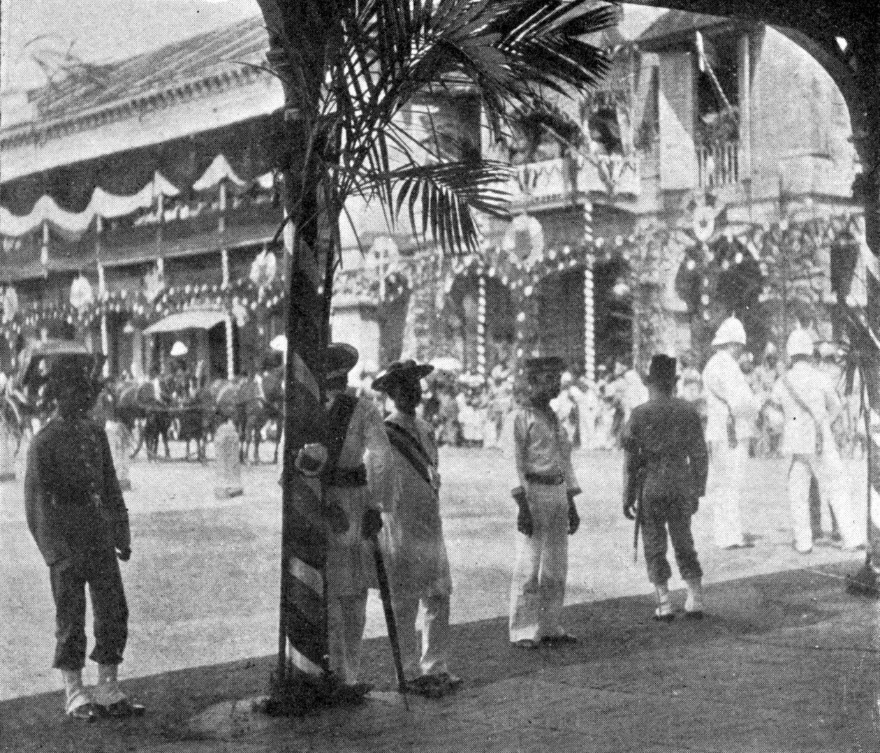 Erwartung der Ankunft des Herzogs und der Herzogin von York, Singapur, Illustration aus The King, 25. Mai 1901 von English Photographer
