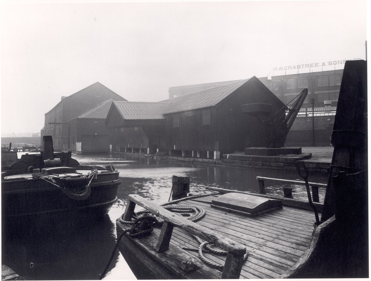 Lastkähne am Kanalhafen, Leeds Liverpool Canal, 1951 von English Photographer