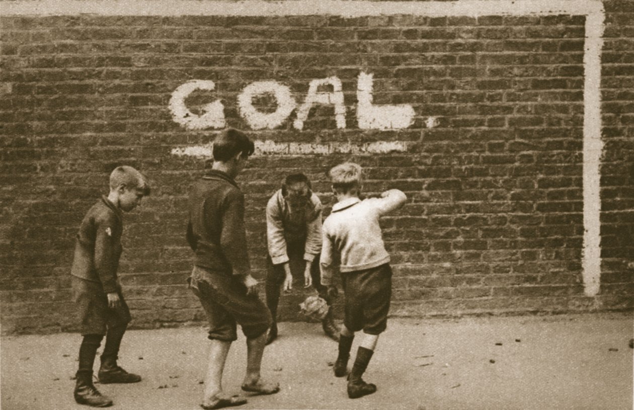 Jungen spielen im East End, aus Wunderbares London, veröffentlicht 1926-27 von English Photographer