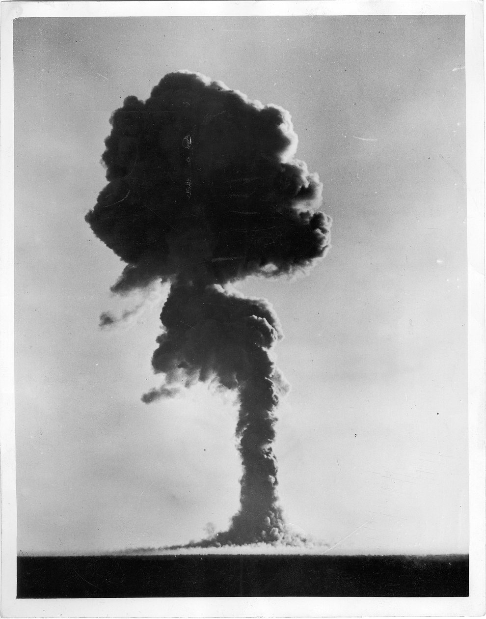 Zweite britische Atombombe explodiert, 15. Oktober 1953 von English Photographer