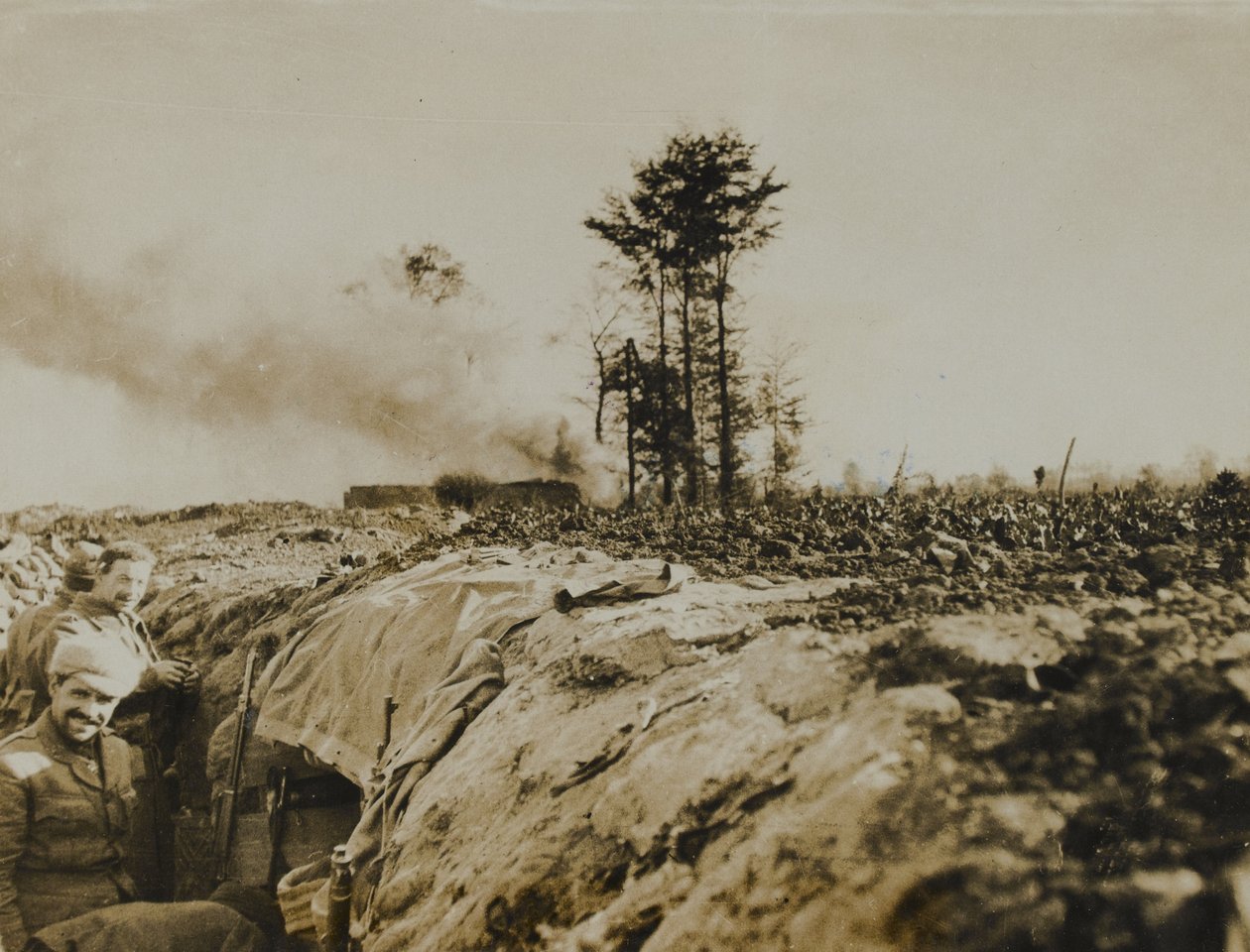 Britische Truppen in frühen Schützengräben, 1914 von English Photographer