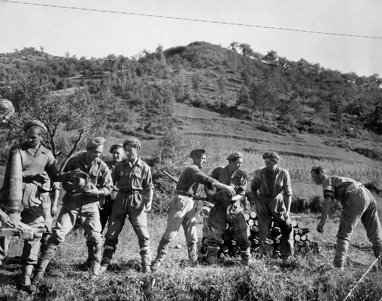 Britische Truppen stapeln Granaten, Italien, 1944 von English Photographer