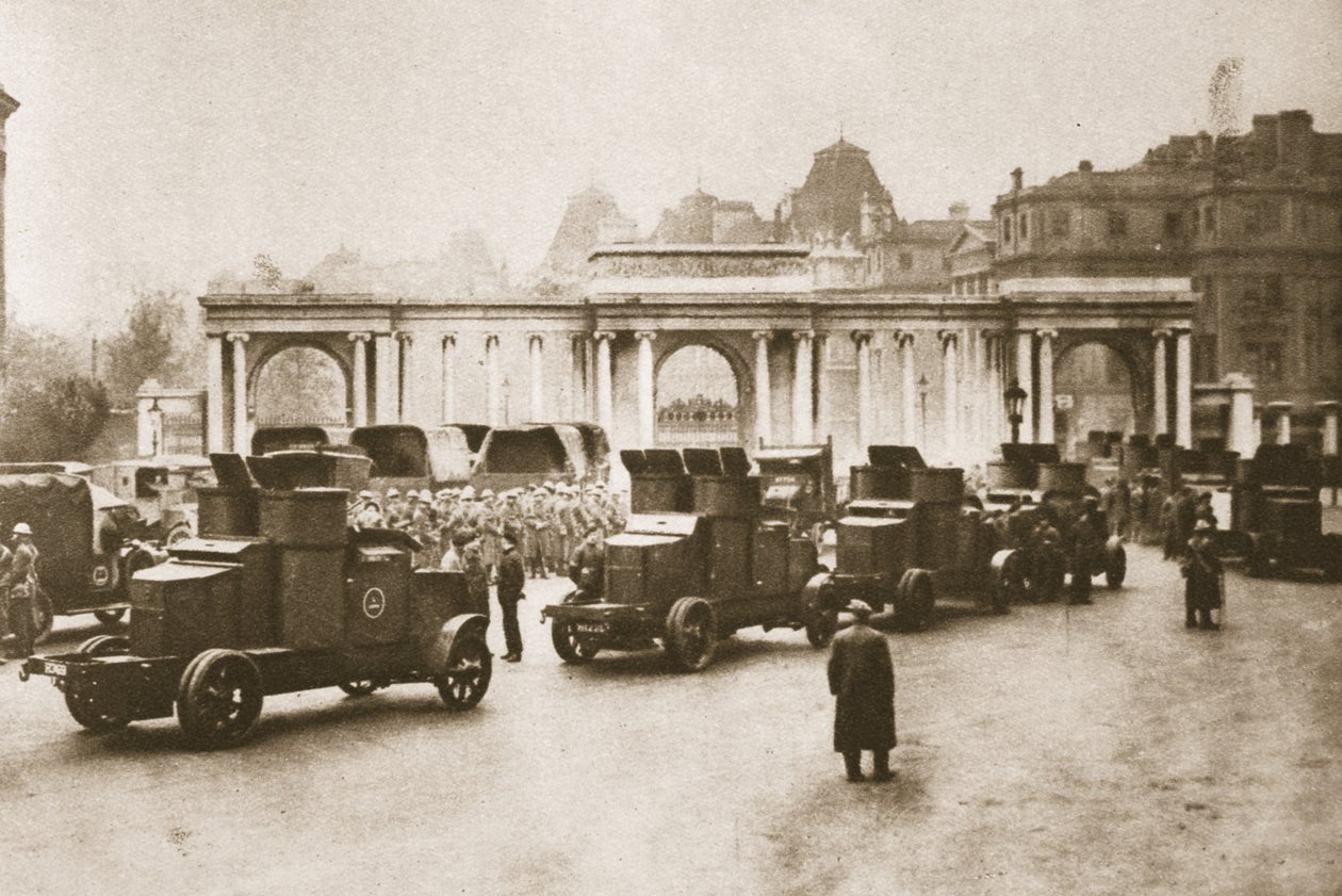Bus- und LKW-Konvoi vom Hafen zur Milch- und Lebensmittelstation im Hyde Park, eskortiert von gepanzerten Fahrzeugen während des Großen Streiks, aus Wunderbares London, veröffentlicht 1926-27 von English Photographer
