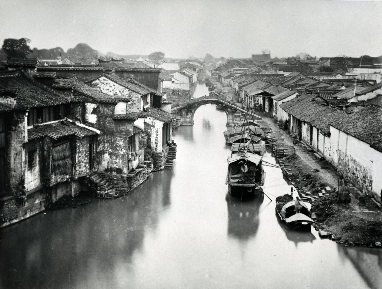Kanal in Peking, um 1865-70 von English Photographer