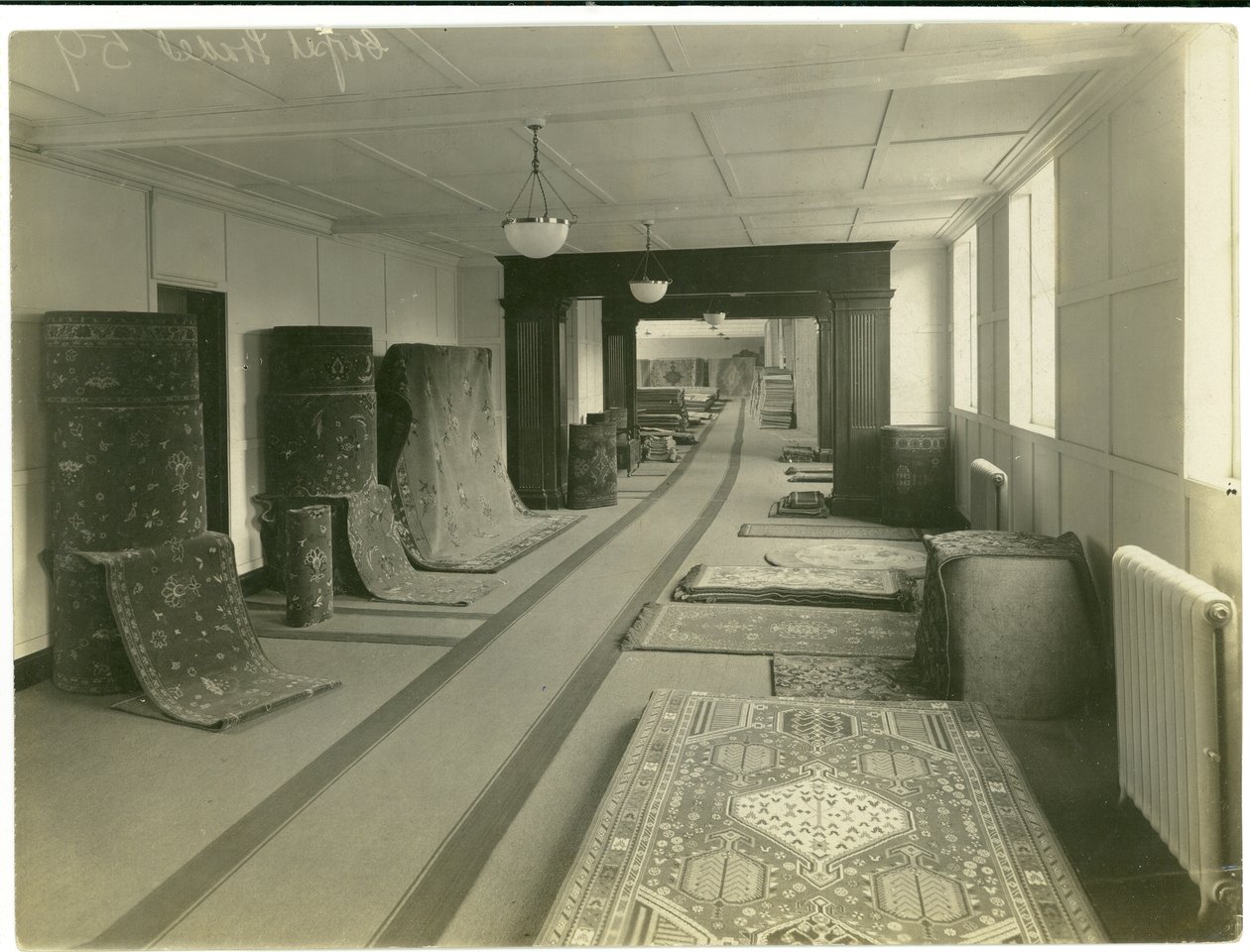 Teppichfabrik, Hauptausstellungsraum, 1923 von English Photographer