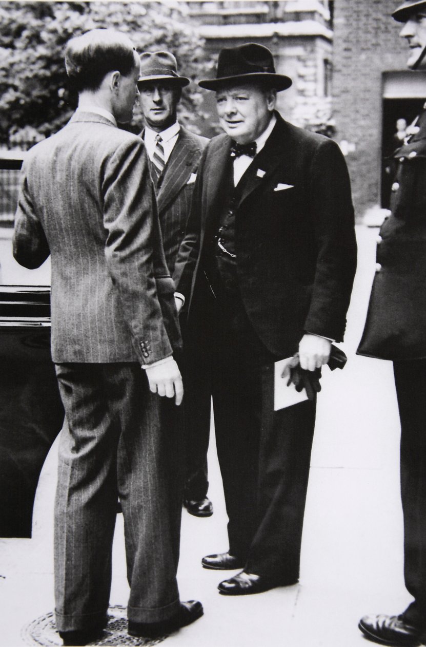 Churchill verlässt Downing Street zum Buckingham Palace, um König George VI. einen Brief des US-Präsidenten zu überbringen, 1941 von English Photographer