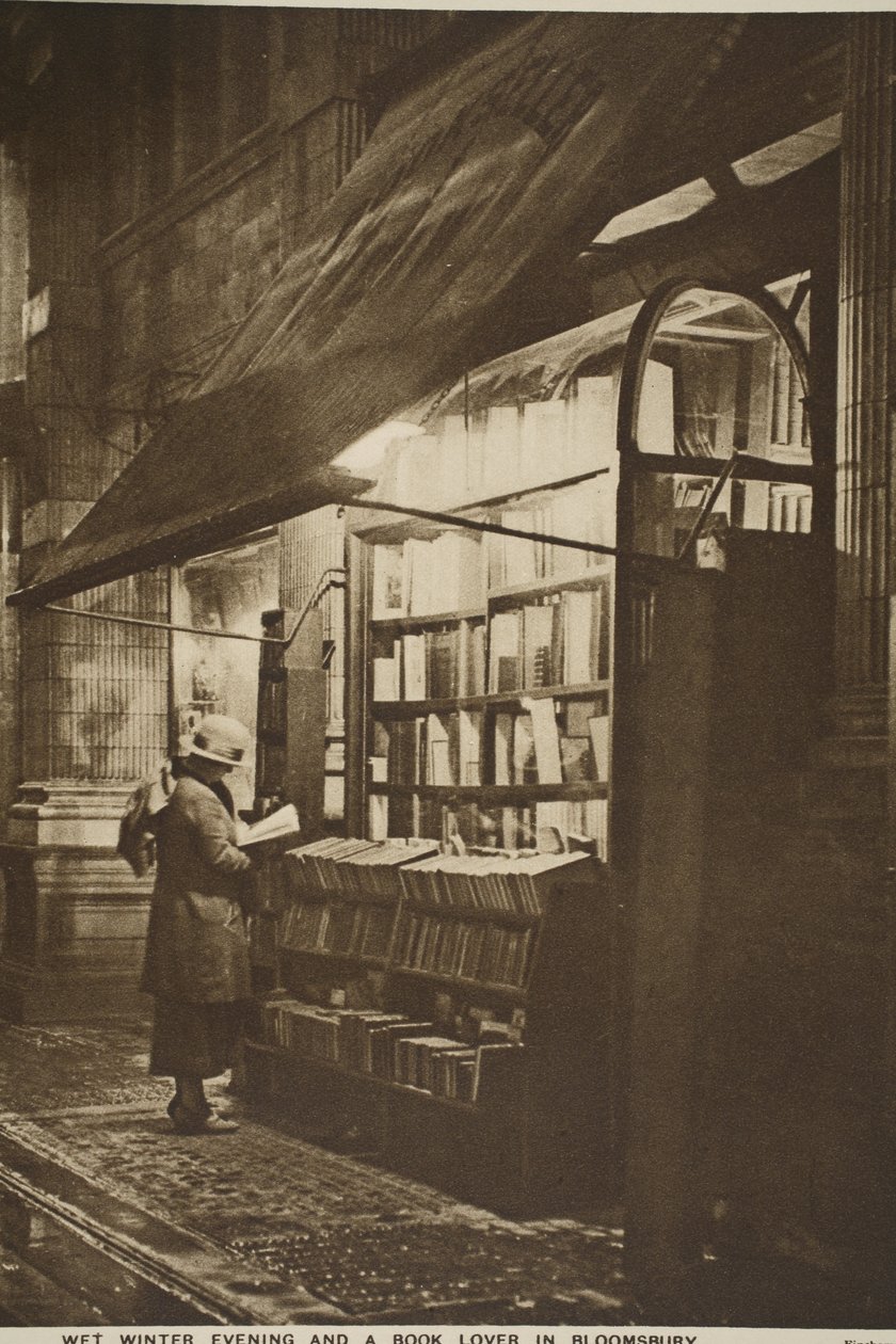 Ein Buch vor einem Antiquariat an einem nassen Winterabend untersuchen, Bloomsbury von English Photographer