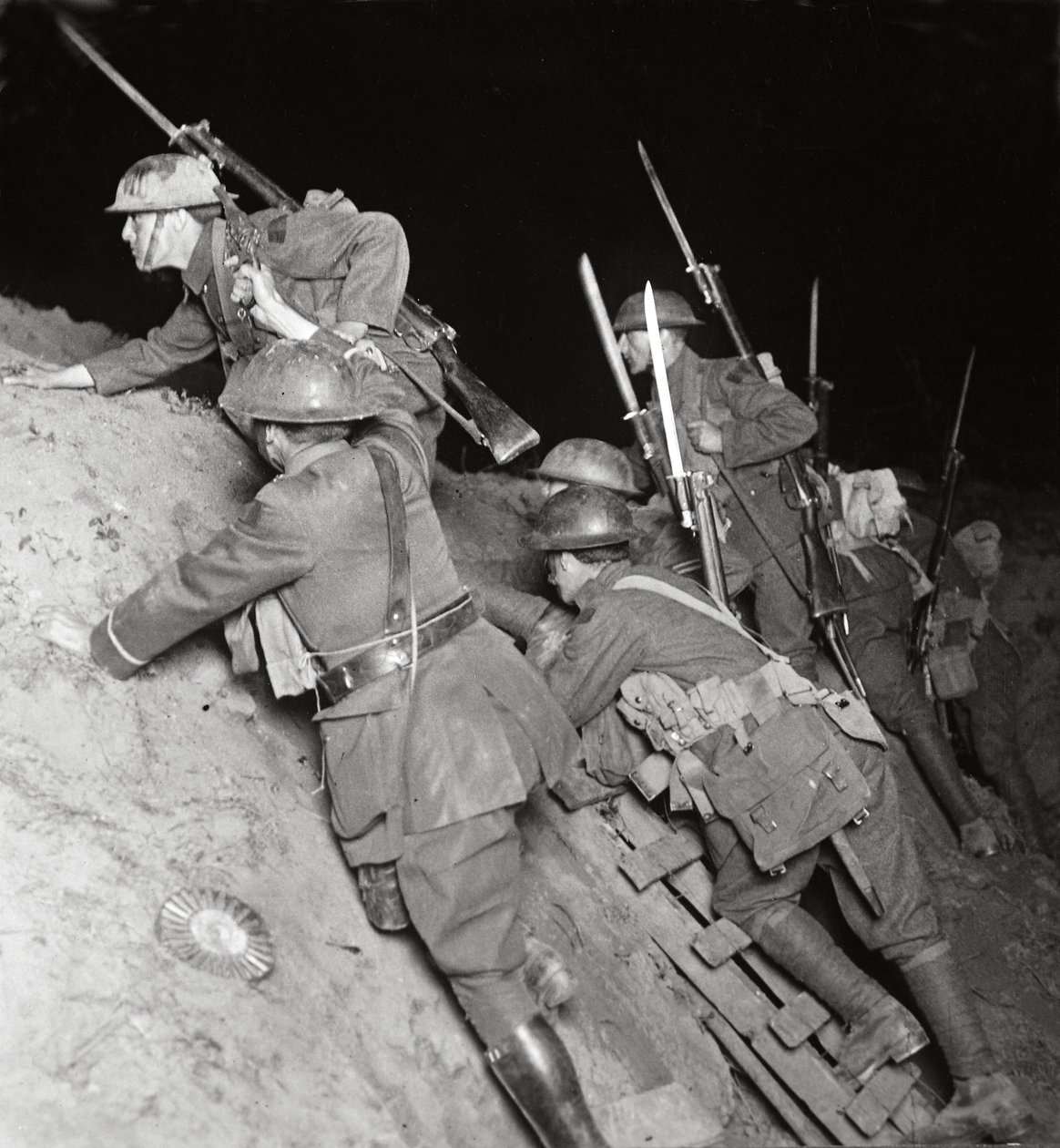 In verzweifelten Kämpfen während der Nacht widerstehen wir tapfer dem wütenden Ansturm bei Moray von English Photographer