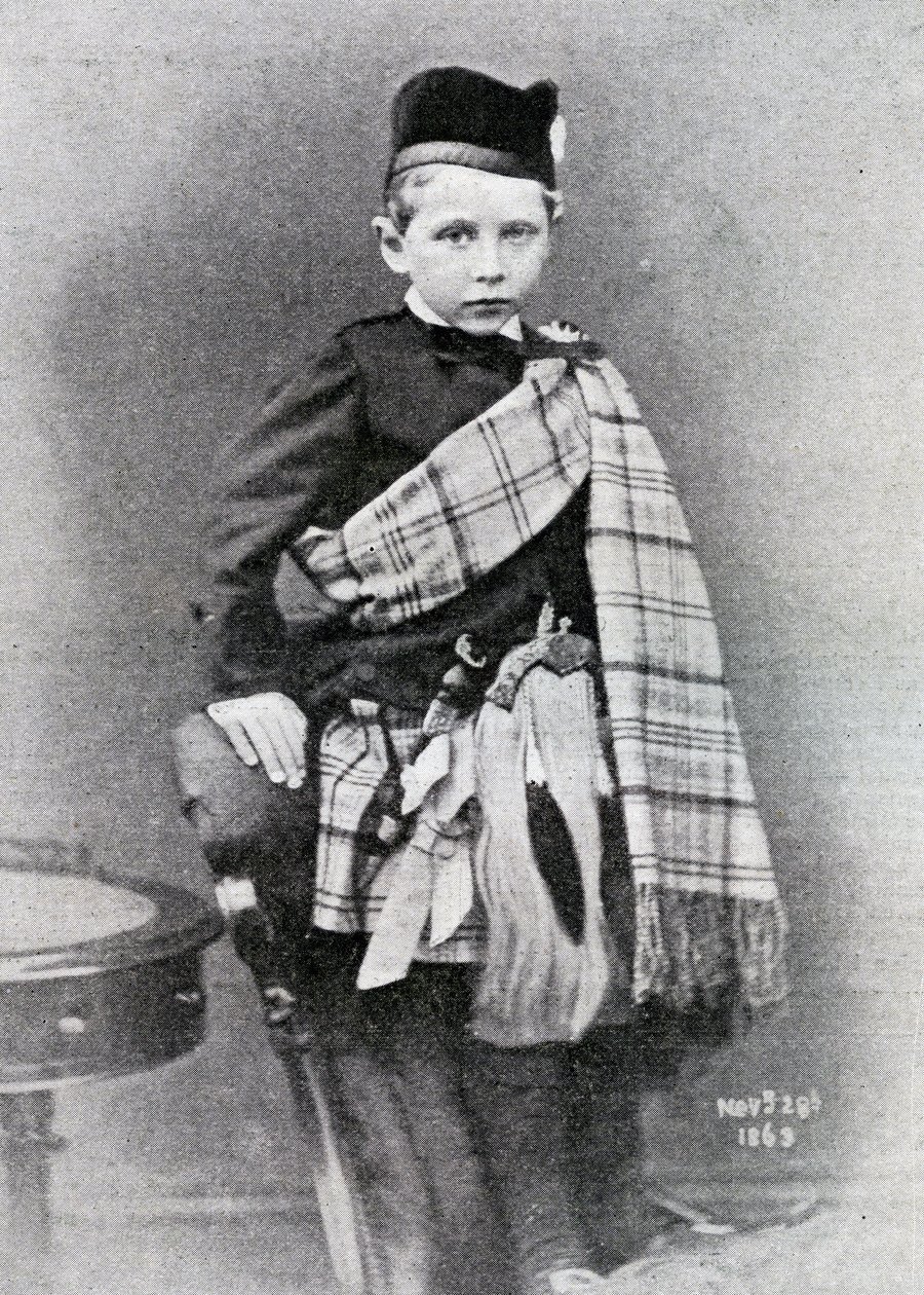 Kaiser Wilhelm II im Alter von 4 Jahren im Kilt für die Hochzeit seines Onkels Edward, Prinz von Wales, mit Prinzessin Alexandra von Dänemark, 1863 von English Photographer